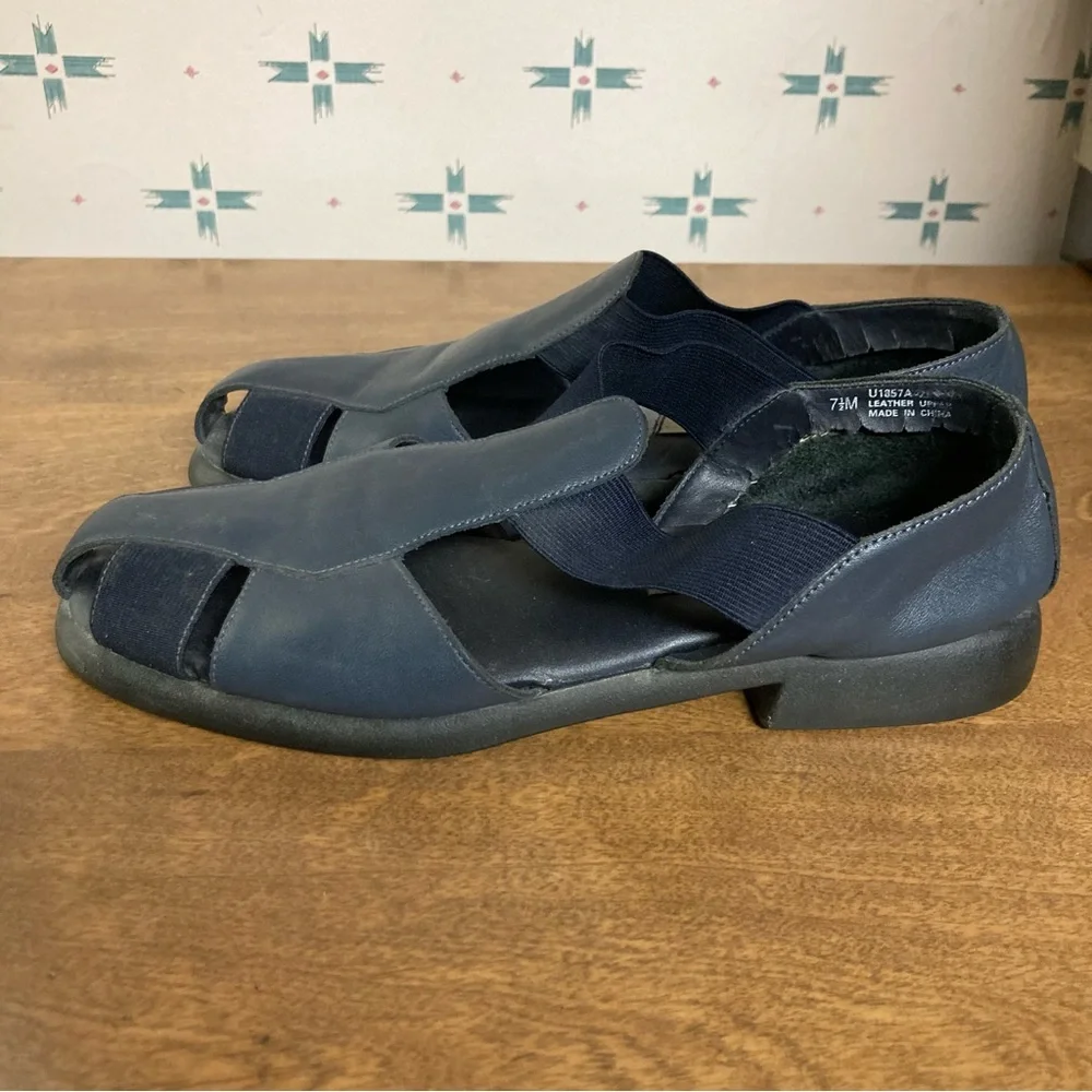 5/$15 Used Studio Collection Navy Blue Leather Sandals 7.5
